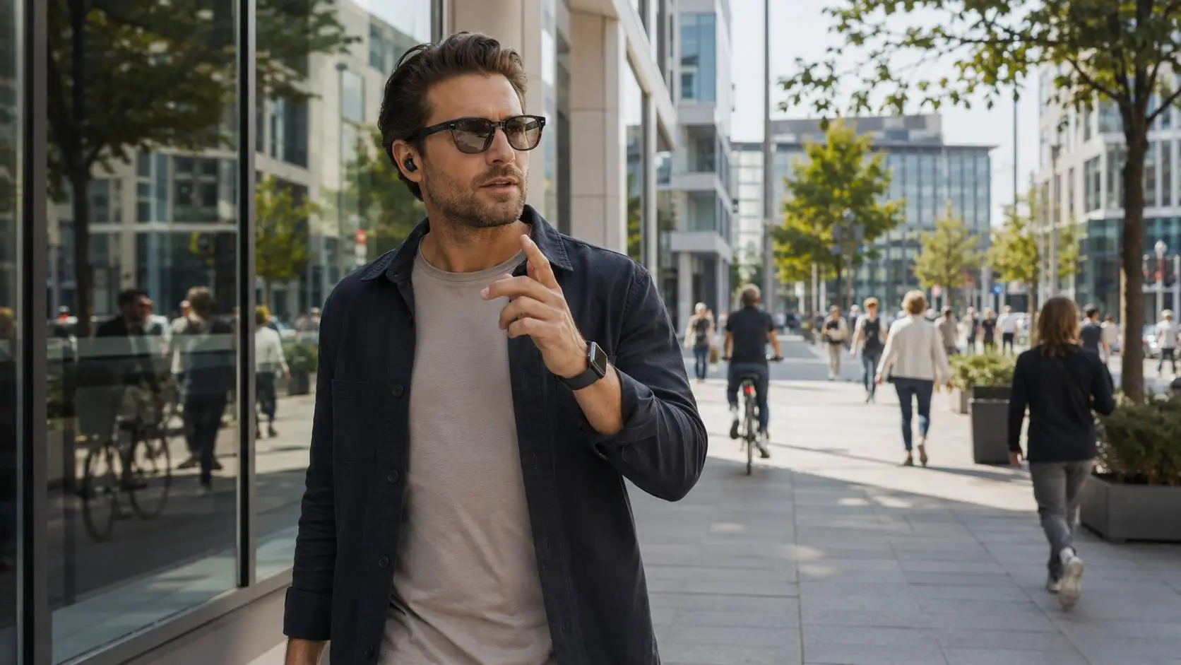 Man gebruikt AI gadgets voor mannen zoals slimme bril, oordopjes en smartwatch